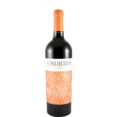 Garrafa de vinho tinto com etiqueta branca e laranja e cápsula laranja