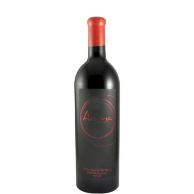Garrafa de vinho tinto com rótulo preto e texto vermelho