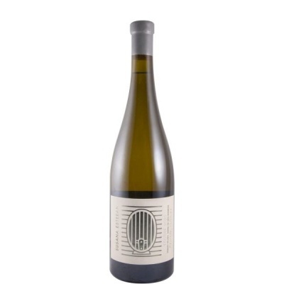 Garrafa de vinho branco com rótulo creme e rolha cinzenta
