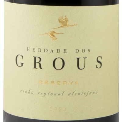 Etiqueta de vinho Herdade dos Grous Reserva 2023 com grou dourado