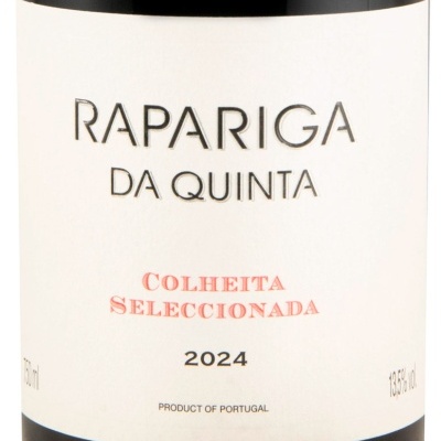 Etiqueta de vinho branca com texto em preto e vermelho