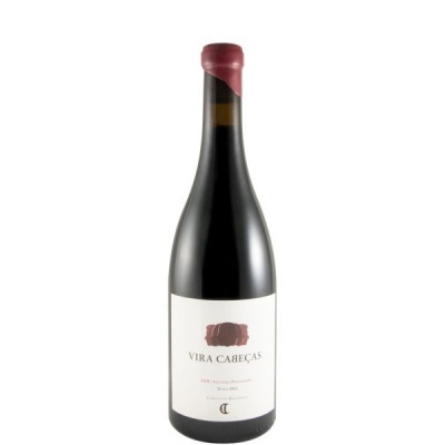 Garrafa de vinho tinto com rótulo branco e tampa cor vinho