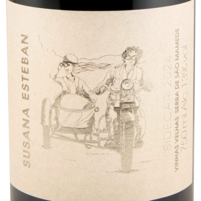Rótulo de vinho com desenho de pessoas numa mota com sidecar e texto informativo.