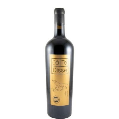 Garrafa de vinho tinto com rótulo amarelo e desenho de cão