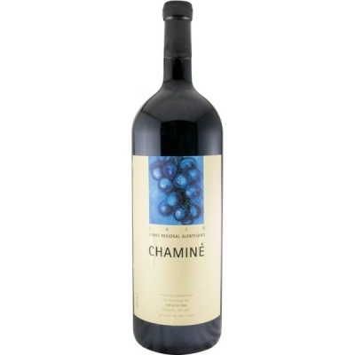 Garrafa de vinho tinto com rótulo creme e imagem de bagas azuis