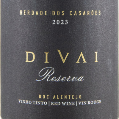 Rótulo preto de vinho tinto DIVAI Reserva 2023 com texto dourado e branco