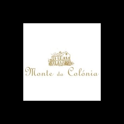 Logotipo Monte da Colónia com casa antiga e texto cursivo castanho claro