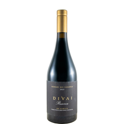Garrafa de vinho tinto DIVAI Reserva com rótulo preto e texto dourado e branco