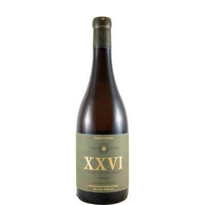 Garrafa de vinho branco com rótulo verde-oliva e texto dourado XXVI