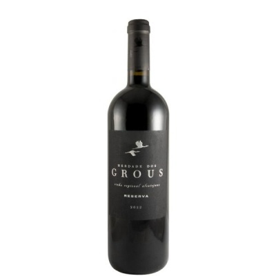 Garrafas de vinho tinto com rótulo preto e texto branco
