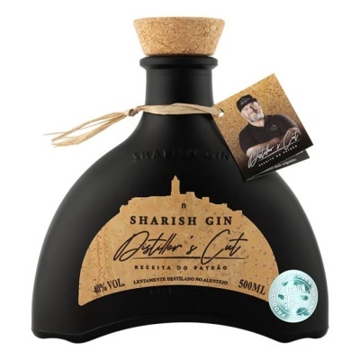 Garrafa preta fosca de gin com rolha de cortiça e rótulo de cortiça