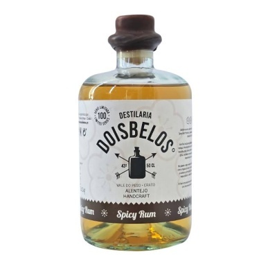 Garrafa de rum aromatizado com rótulo branco e detalhes castanhos
