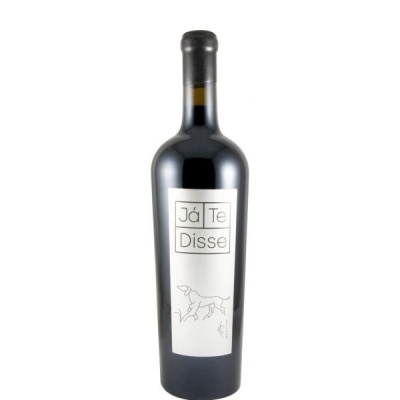 Garrafa de vinho com rótulo branco e texto Já Te Disse e desenho de cão