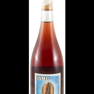 Garrafa de vinho rosé com rótulo azul e imagem de búzio