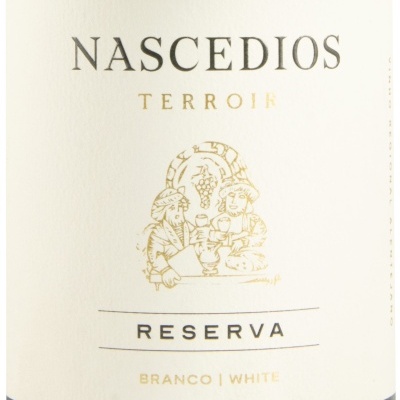 Garrafas de vinho branco com rótulo branco com texto NASCEDIOS TERROIR RESERVA BRANCO | WHITE e ilustração dourada