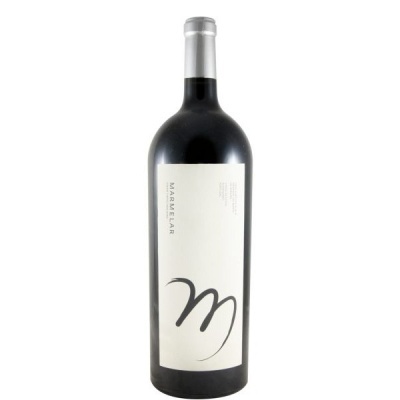 Garrafa de vinho tinto Marmeliar com etiqueta branca e letra m estilizada