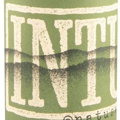 Rótulo verde de garrafa com letras brancas INTO e texto preto @anatus