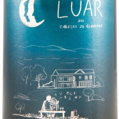 Etiqueta de vinho azul turquesa com desenho branco de casal, casa, cão e texto LUAR DAS CABEÇAS DO REGUENGO