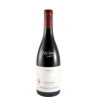Garrafa de vinho tinto da Herdade do Rocim com rótulo branco e cápsula vermelha