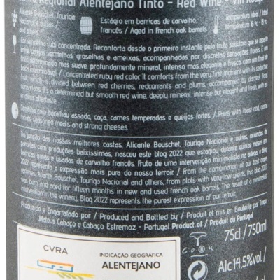 Rótulo detalhado de garrafas de vinho tinto Alentejano 2022 em preto e branco