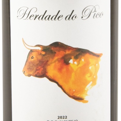 Rótulo de garrafa de vinho branco Herdade do Pico com touro castanho e texto informativo.
