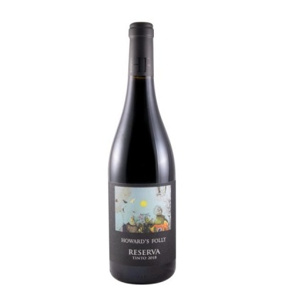 Garrafa de vinho tinto Howards Folly Reserva 2018 com rótulo preto e imagem colorida