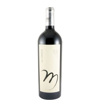 Garrafa de vinho tinto com rótulo creme e letras pretas marca Marmelar