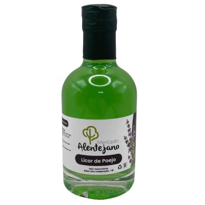 Garrafa de licor de poejo verde com rótulo branco e texto, tampada.