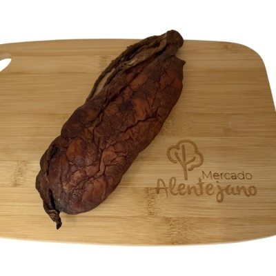Chouriço seco sobre tábua de madeira com gravação Mercado Alentejano