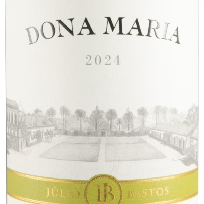 Rótulo vinho Dona Maria 2024 com design clássico e detalhes em verde e dourado