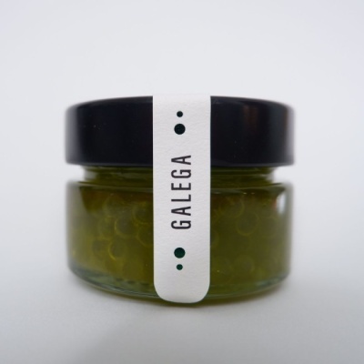 Frasco de vidro com esferas verdes e etiqueta GALEGA
