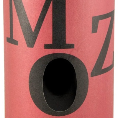 Rótulo de vinho tinto com letras pretas grandes e texto amarelo em fundo vermelho