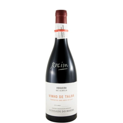 Garrafa de vinho tinto com rótulo branco e texto em preto e laranja