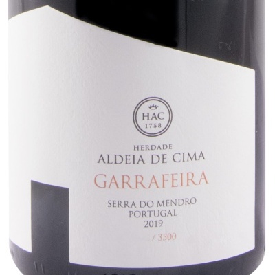 Rótulo de garrafa de vinho com texto sobre Herdade Aldeia de Cima Garrafeira 2019