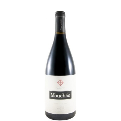 Garrafa de vinho Mouchão 2015 com rótulo branco e cápsula preta