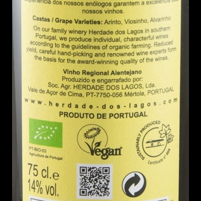 Etiqueta traseira de garrafa de vinho branco 2023 Herdade dos Lagos com texto, códigos QR e certificações