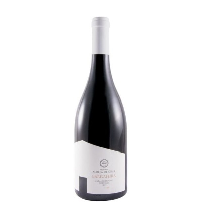 Garrafa de vinho tinto com rótulo branco e texto