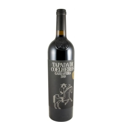 Garrafa de vinho tinto Tapada de Coelheiros Garrafeira 2018 com rótulo preto e figura de cavaleiro em pontos brancos