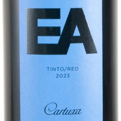 Garrafa de vinho tinto com rótulo azul claro e texto preto EA, 2023, Cartuxa, vinho regional Alentejano