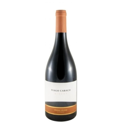 Garrafa de vinho tinto com rótulo branco e rótulo castanho