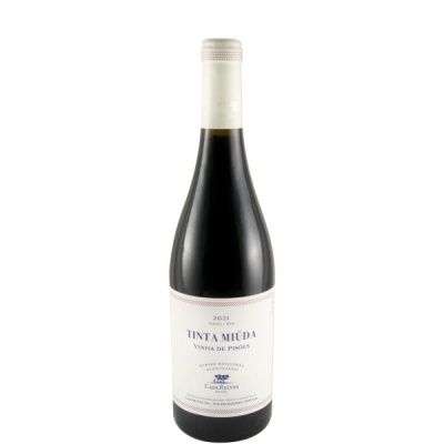 Garrafa de vinho tinto com rótulo branco e tampa branca