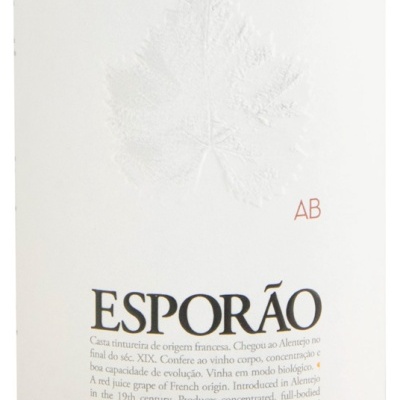 Etiqueta branca de vinho Esporão Alicante Bouschet 2021 com texto e relevo em forma de folha