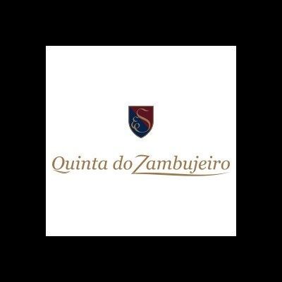 Logótipo Quinta do Zambujeiro com brasão azul e vermelho e texto dourado