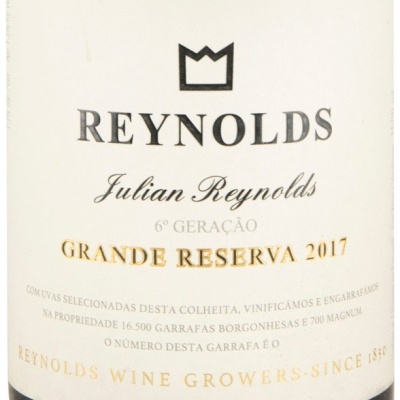 Etiqueta de vinho Reynolds Grande Reserva 2017 com texto em preto e dourado em fundo branco
