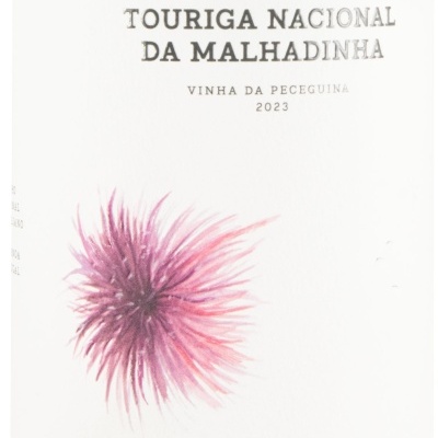 Etiqueta de garrafa de vinho com texto e desenho de flor roxa.