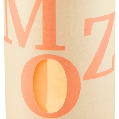 Garrafa de vinho rosé com rótulo creme e letras cor-de-rosa