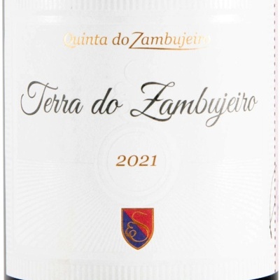 Rótulo branco de vinho com texto e escudo colorido