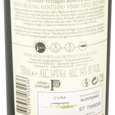 Etiqueta de vinho tinto Herdade Perdigão Reserva 2017 com informações de produção e consumo