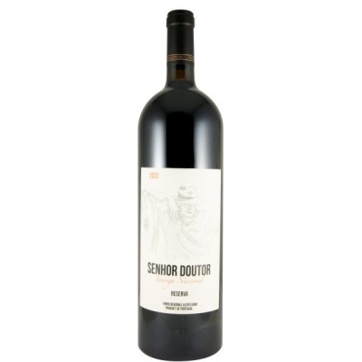 Garrafa de vinho Senhor Doutor com rótulo branco e texto preto e laranja