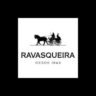 Logotipo preto e branco de um cavalo com carruagem e texto RAVASQUEIRA DESDE 1943